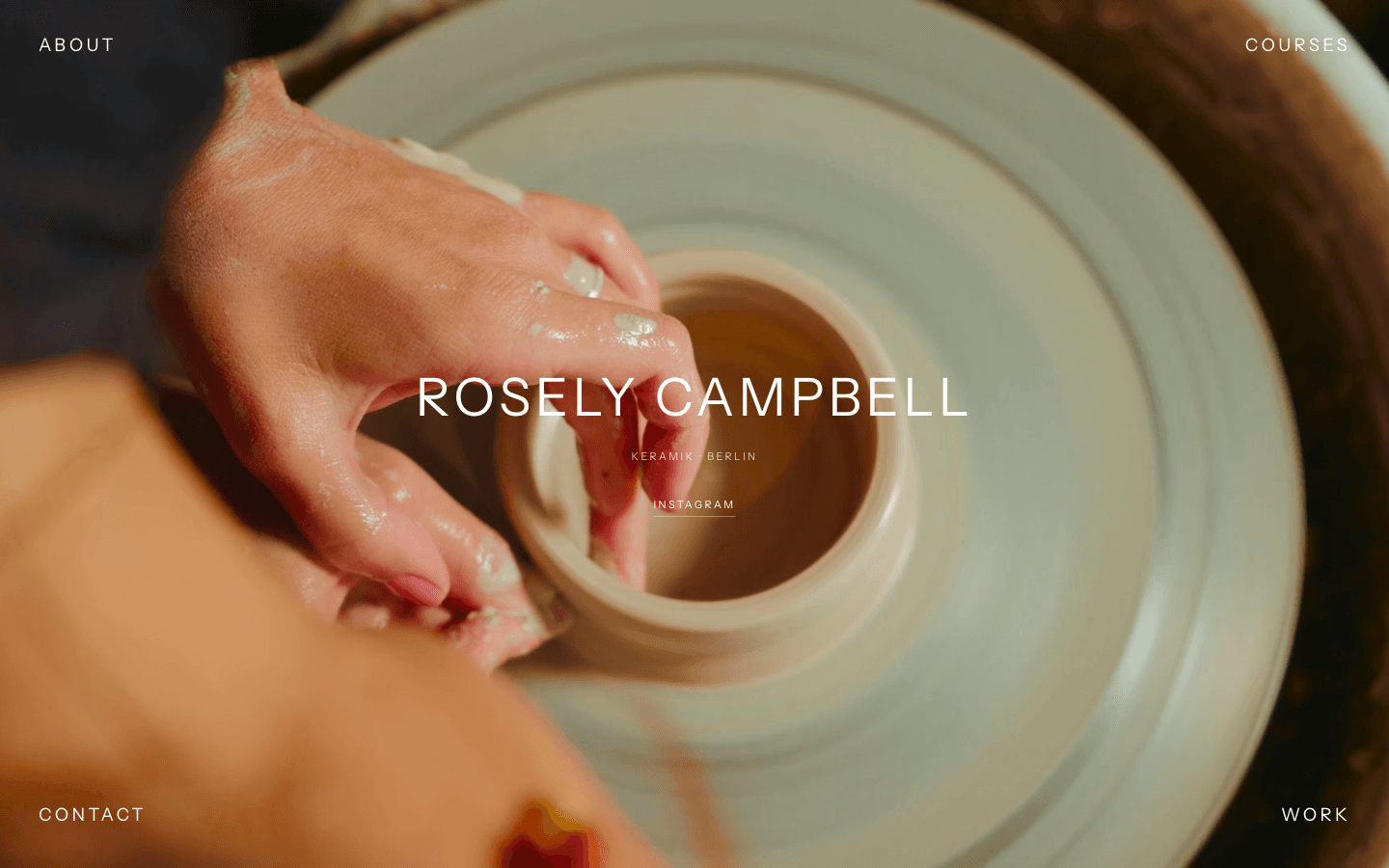 Screenshot der Campbell-Ceramics-Startseite: Hände an der Scheibe, Keramik Berlin
