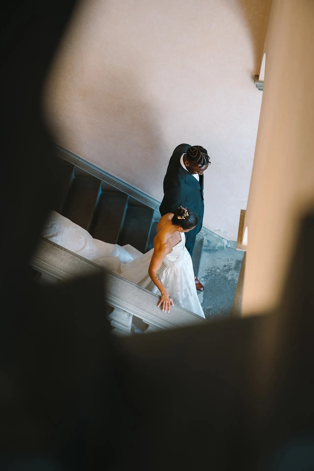 Braut und Bräutigam von oben im Treppenhaus, Hochzeit von Isa und Madu