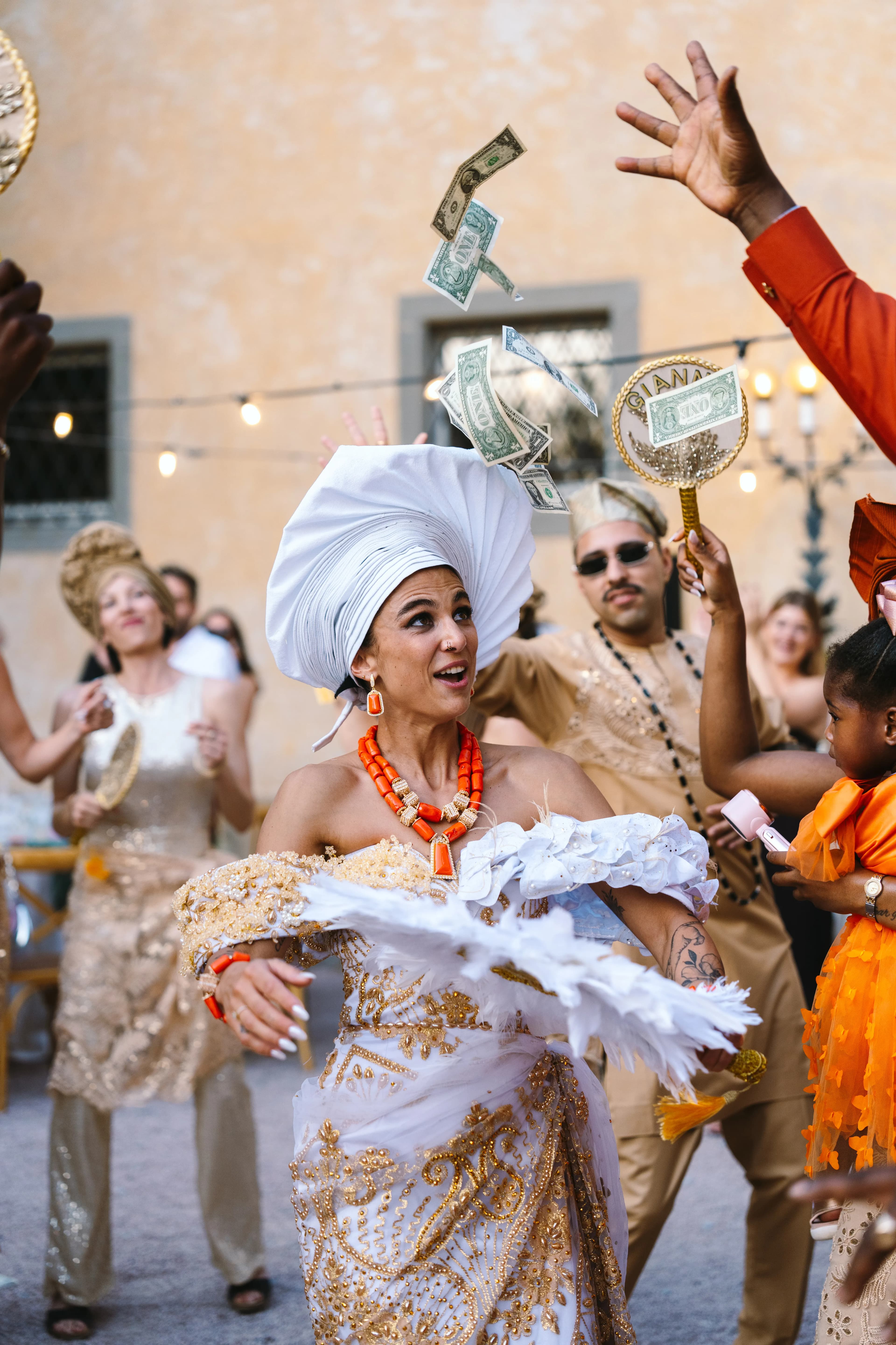 Braut im goldenen Kleid während der Feier, Hochzeit von Isa und Madu