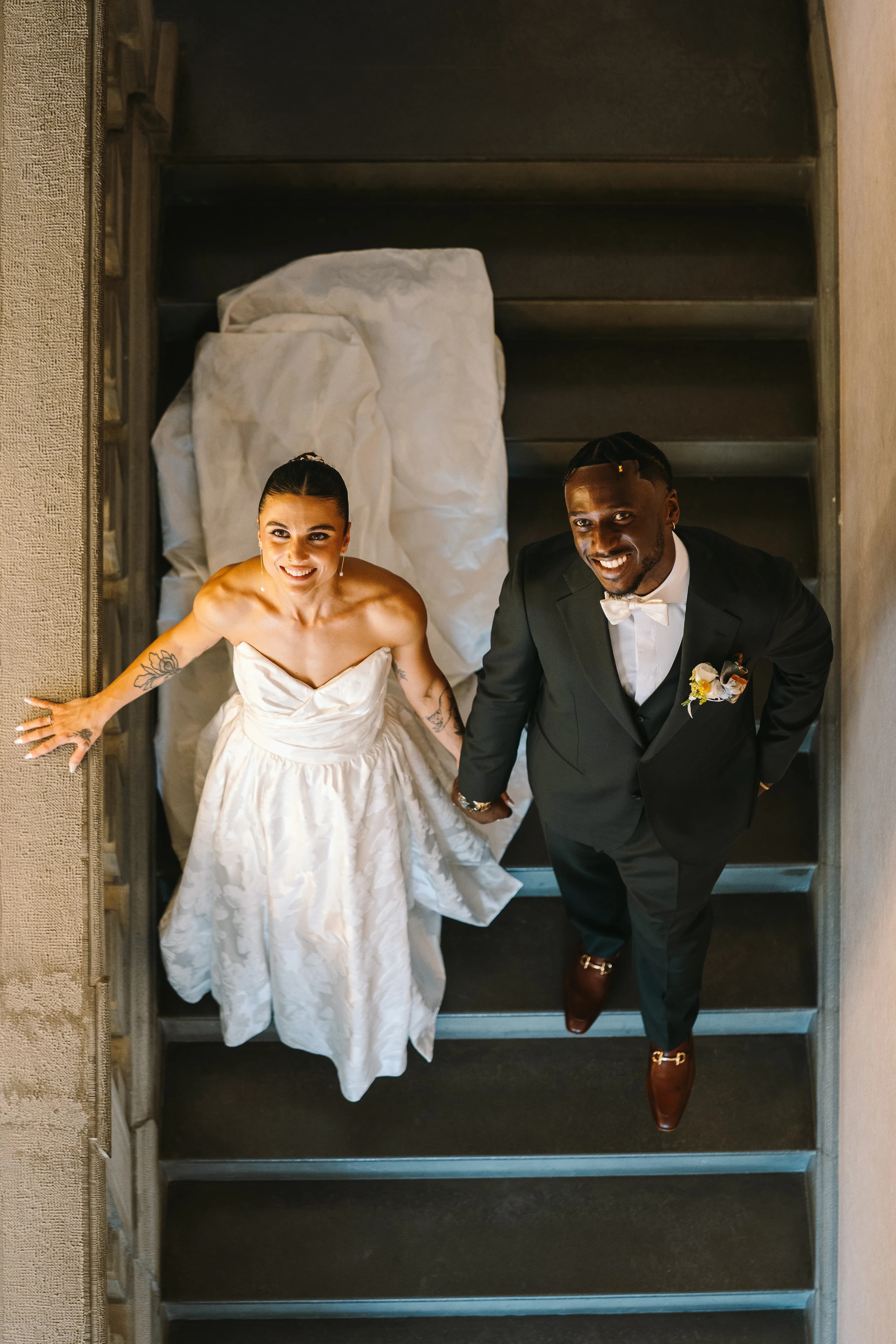 Braut und Bräutigam von oben auf der Treppe, Hochzeit von Isa und Madu